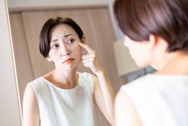 鏡を見ている女性