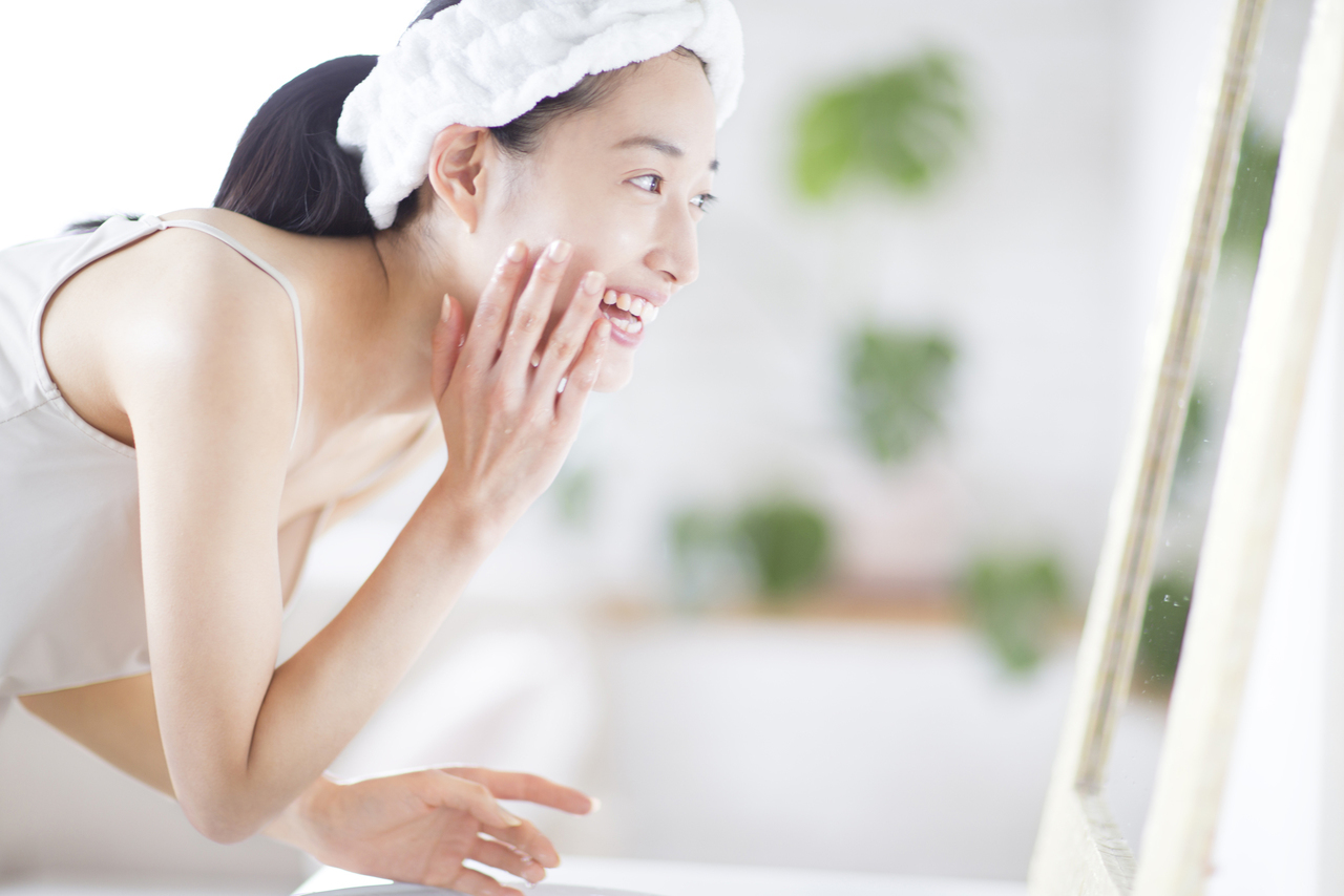 鏡を見て喜ぶ女性