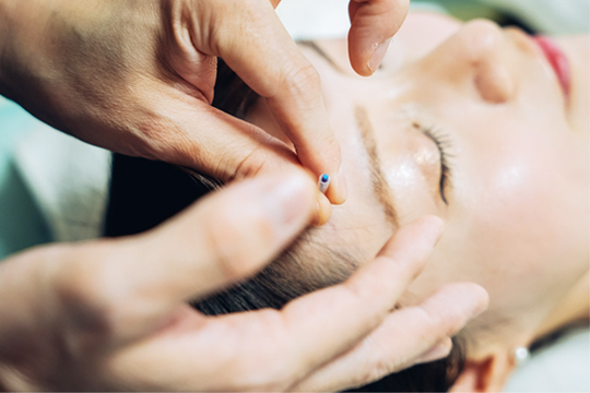 肌の綺麗な女性