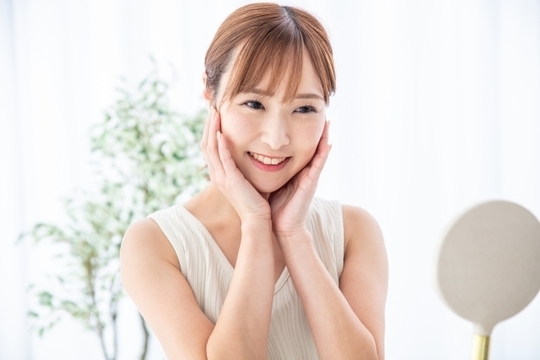 肌の綺麗な女性