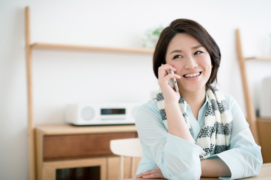 電話を掛ける女性