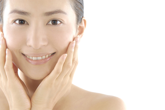 肌の綺麗な女性