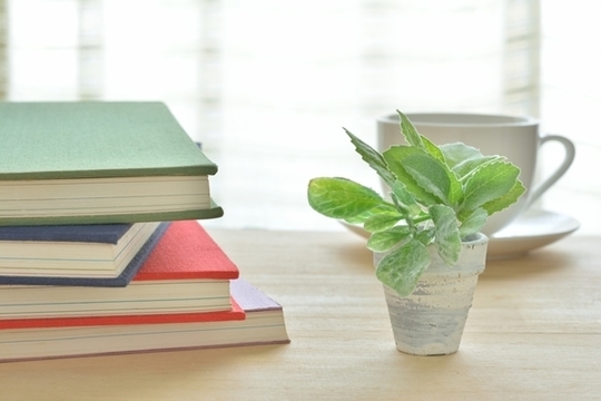 本と花瓶とカップ/イメージ