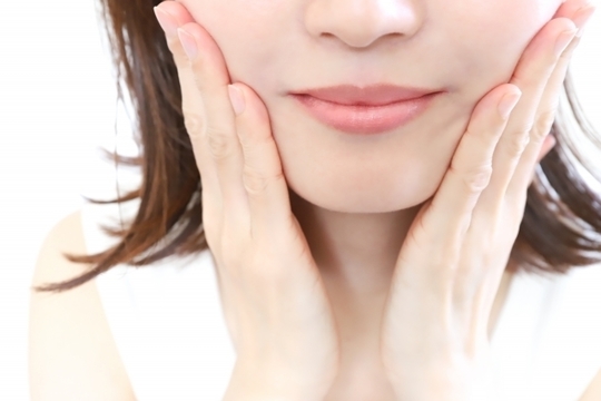 鏡を見て喜ぶ女性