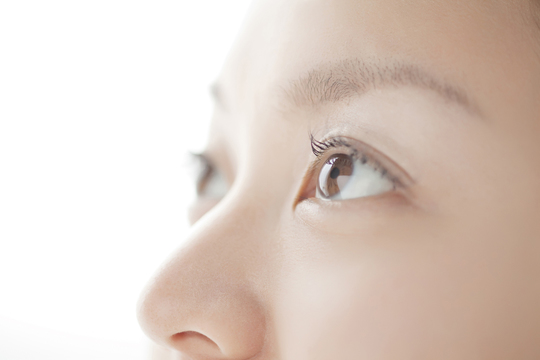 上を見てる女性