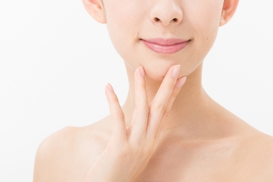 肌の綺麗な女性