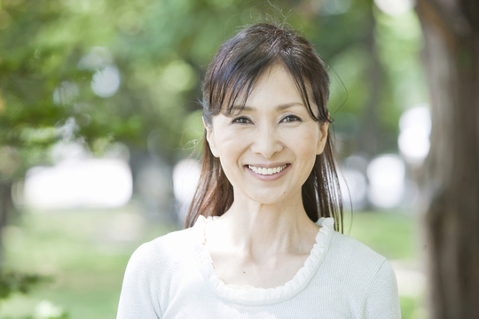 笑顔の高齢女性