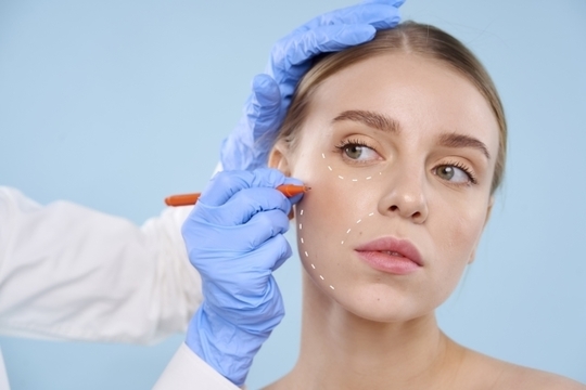 頬に注射を刺される女性