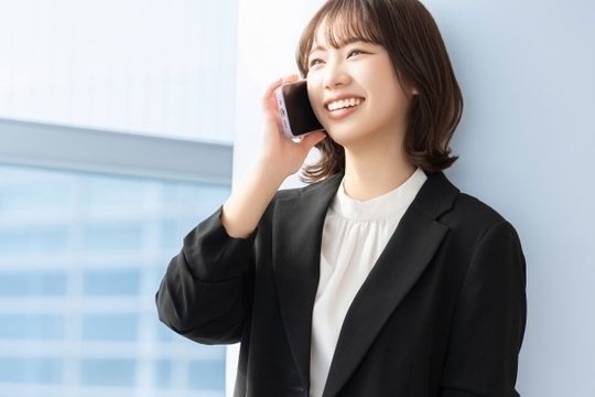 電話をかける女性